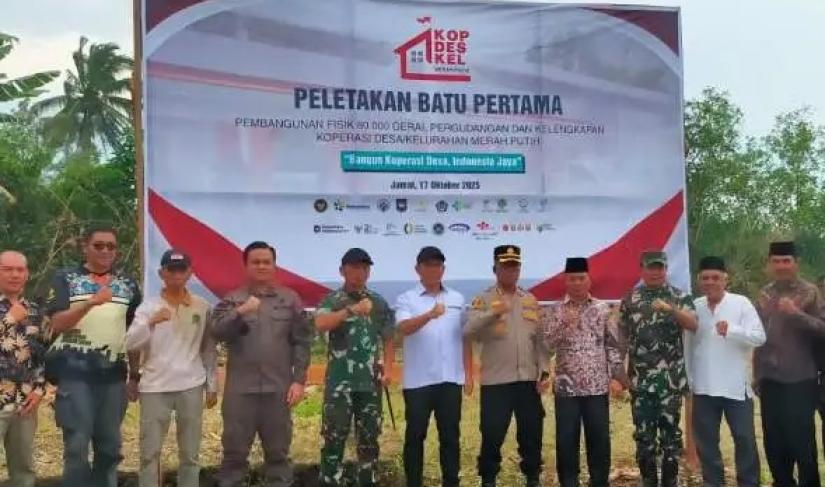 Upacara peletakan batu pertama pembangunan Koperasi Desa dan Kelurahan Merah Putih di Kelurahan Air Putih Baru, Kecamatan Curup Selatan, Jumat (17/10/2025) siang.