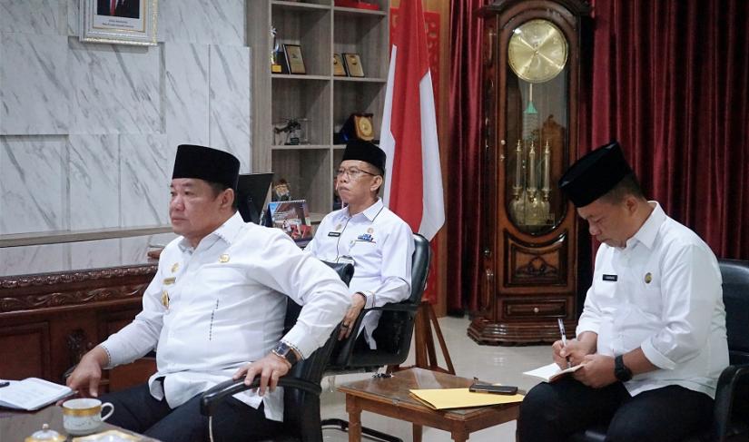 Rapat Penyelesaian Penataan Tenaga Non-ASN di Instansi Pemerintah Daerah, yang melibatkan Menteri Dalam Negeri, Menteri PANRB, dan Kepala BKN melalui virtual meeting, bertempat di Ruang Kerja Gubernur Bengkulu, Rabu (08/01).
