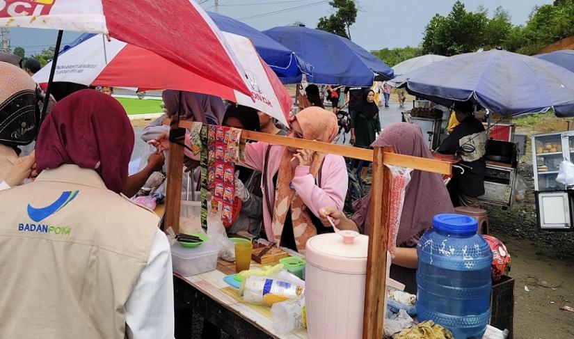 Balai Pengawas Obat dan Makanan (BPOM) Bengkulu menggelar inovasi pelayanan publik berupa Perpustakaan Keliling (Poli Pintar) bertema “Cek Produkmu Bersama BPOM di Bengkulu”. Kegiatan ini digelar di Balai Kota Merah Putih, Pekan Sabtu, Kota Bengkulu, Minggu (19/1).