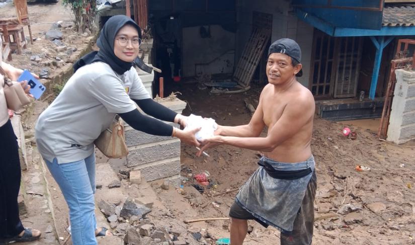 JMSI  membagikan nasi bungkus kepada warga yang  terdampak banjir di Kelurahan Way Laga, Minggu (19-1-2025).