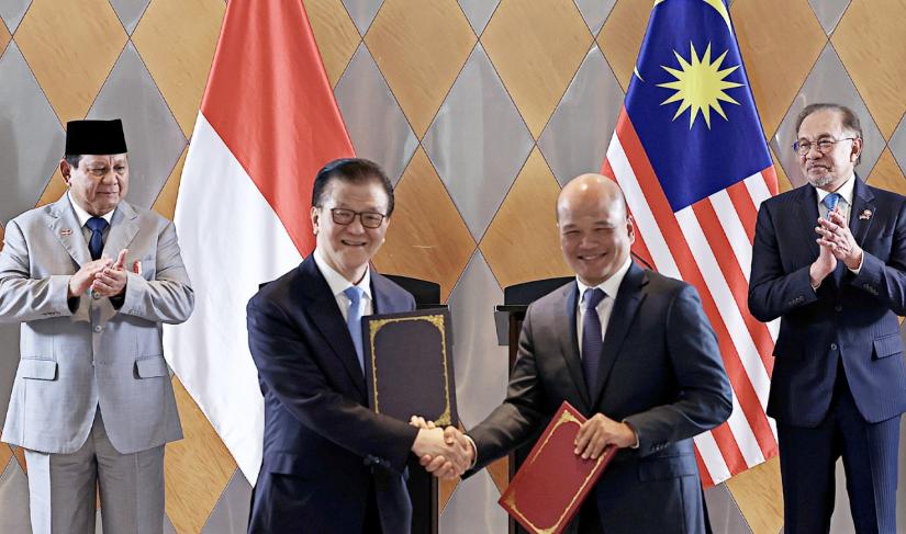 Axiata Group Berhad (“Axiata”) dan Sinar Mas (“Sinar Mas”) bersama-sama mengumumkan penandatanganan dua (2) Nota Kesepahaman untuk menjajaki dan meningkatkan berbagai kolaborasi strategis dalam acara yang dihadiri oleh Perdana Menteri Malaysia Dato’ Seri Anwar Ibrahim dan Presiden Republik Indonesia, Prabowo Subianto di Petronas Twin Towers, Kuala Lumpur. 