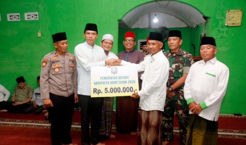Bupati kaur Gursil Pauzi, S.Sos,Map saat menyerahkan bantuan kepada pengurus masjid Al-maali Baitul Makmur