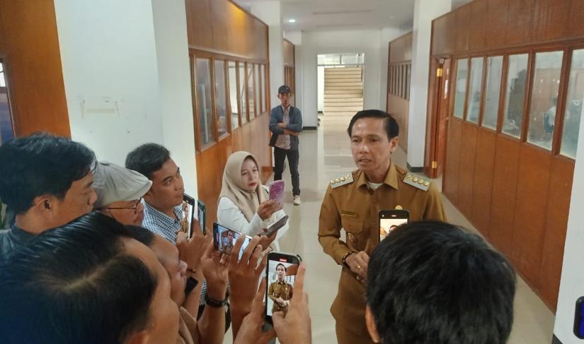 Bupati Kaur, Gusril Pausi saat di wawancarai oleh awak media, 