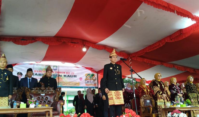 Pemerintah Daerah (Pemda) Kabupaten Kaur menggelar upacara perayaan Hari Jadi ke-22 Kabupaten Kaur pada Jumat (23/5/25) di Lapangan Merdeka Bintuhan. Upacara ini dihadiri oleh Bupati Kaur.