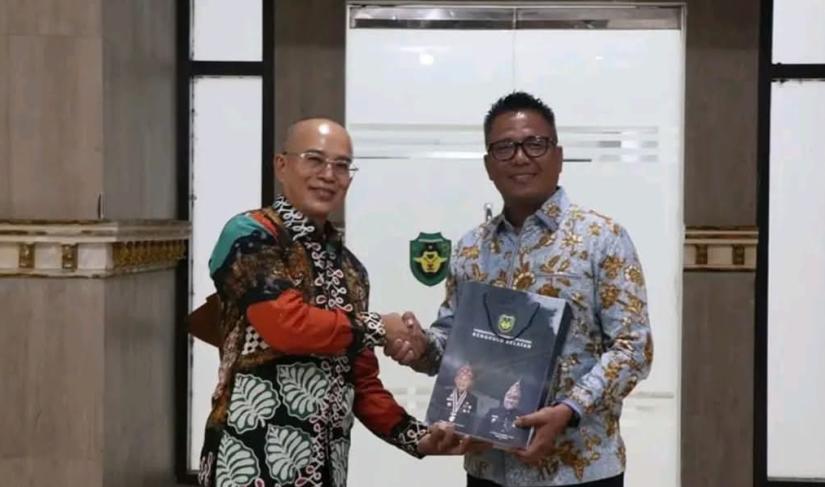Bupati Bengkulu Selatan Gusnan Mulyadi saat memberikan cindera mata kepada AKBP Florentus Situngkir, S.I.K