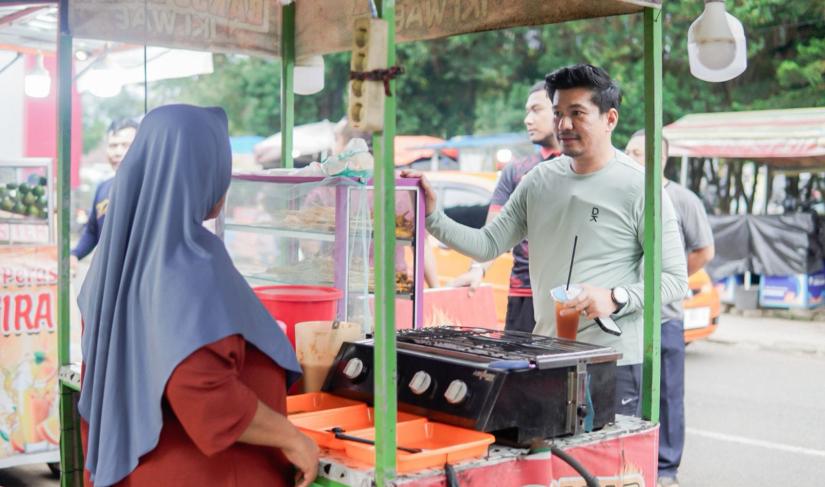 Bupati BU Arie Septia Adinata meninjau serta berdialog di Alun-Alun Kota Arga Makmur, Sabtu (2/8/2025) sore.