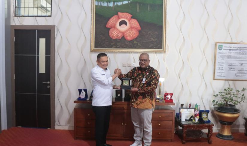 Plt Direktur Utama Bank Bengkulu, Iswahyudi dan Bupati Bengkulu Tengah, Rachmat Riyanto