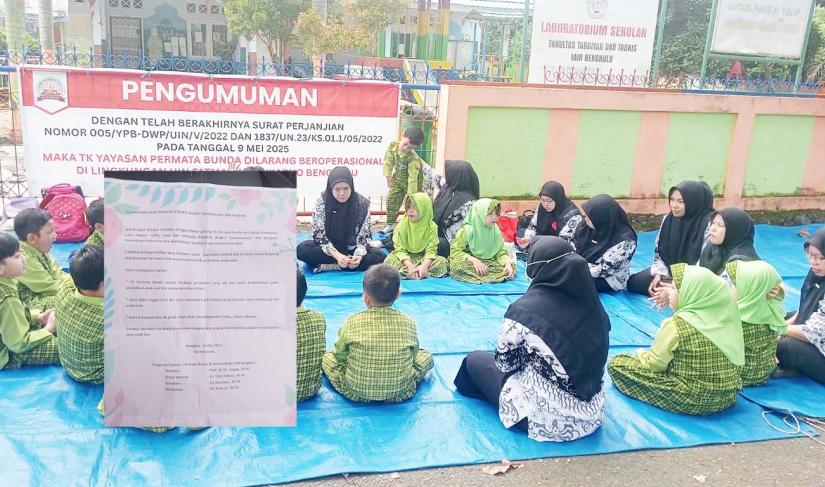 UINFas Bengkulu gembok gerbang TK Permata Bunda, akibatnya, para murid dan guru terpaksa belajar di jalan, Senin (19/5) .