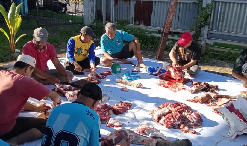 DPW Partai Gelora Indonesia menggelar pemotongan hewan kurban.