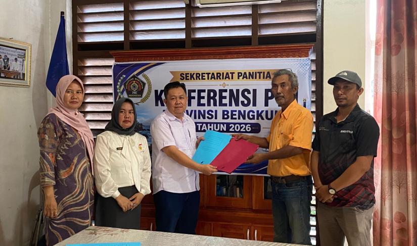 Doni Aftarizal maju berpasangan dengan calon Ketua Dewan Kehormatan, Cik Ben mengembalikan berkas pendaftaran pada Konferensi Pemilihan Ketua Persatuan Wartawan Indonesia (PWI) Provinsi Bengkulu 2026. 