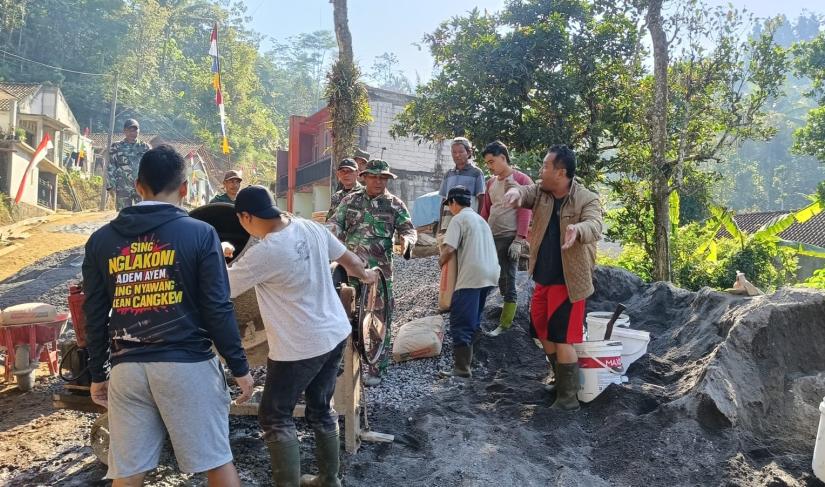 Pengerjaan jalan penghubung Desa Watuduwur, Kecamatan Bruno, Kabupaten Purworejo dengan wilayah Kecamatan Kalibawang, Kabupaten Wonosobo, Jum'at (17/7/2026).