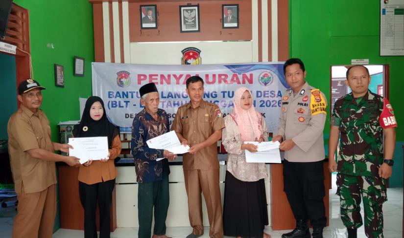 Pemerintah Desa Wonosobo, Kecamatan Penarik saat menyalurkan BLT-DD kepada masyarakat yang membutuhkan, Selasa (7/4/2026). (Oye/PenaRafflesia.Com) 