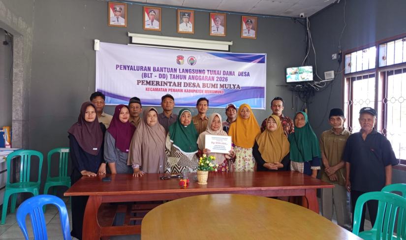 Pemerintah Desa Bumi Mulya Kecamatan Penarik saat menyalurkan BLT-DD kepada masyarakat yang membutuhkan, Selasa (7/4/2026). (Oye/PenaRafflesia.Com)