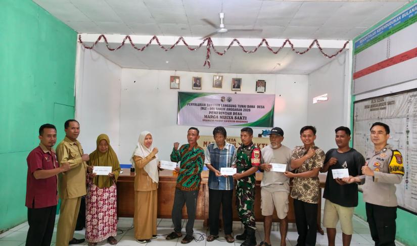 Pemerintah Desa MMS Kecamatan Penarik saat menyalurkan BLT-DD kepada masyarakat yang membutuhkan, Selasa (7/4/2026). (Oye/PenaRafflesia.Com)