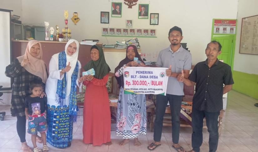 Pemerintahan Desa Selagan Raya menyalurkan BLT-DD kepada warganya, Sabtu (11/4/2026). (Oye/PenaRafflesia.Com)