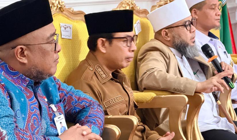 Gubernur Bengkulu Helmi Hasan 