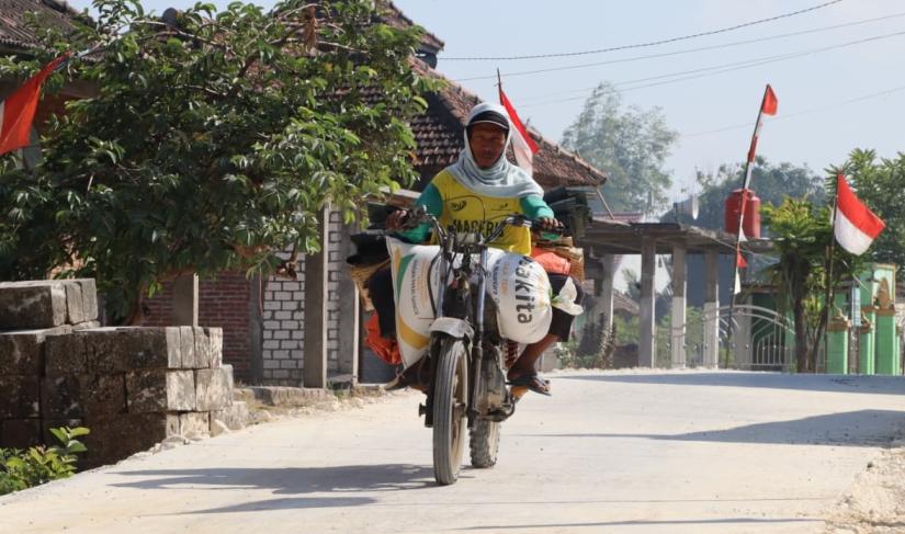 Foto: Seorang warga melintas di atas jalan cor beton hasil pembangunan TMMD ke-129 Kodim 0813/Bojonegoro di Dusun Kedungpandan, Desa Kesongo, Kecamatan Kedungadem, Rabu (5/8/2026). Infrastruktur baru ini mempermudah akses masyarakat sekaligus mendukung aktivitas ekonomi, pendidikan, dan pelayanan kesehatan. Foto: Deni Aripandi/Sumber TMMD Bojonegoro.