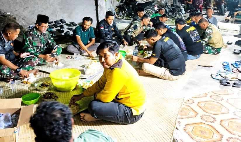 Keterangan Foto: Warga Desa Kesongo bersama personel Satgas TMMD ke-129 Kodim 0813/Bojonegoro menggelar tasyakuran dan makan bersama sebagai ungkapan syukur atas rampungnya program pembangunan, Rabu (12/8/2026) malam. Suasana penuh keakraban menjadi gambaran kemanunggalan TNI dan rakyat selama pelaksanaan TMMD. Foto: Deni Flamboyan/Sumber: TMMD Bojonegoro.