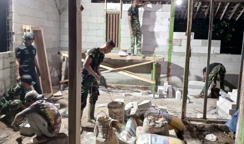 Pemandangan itu menjadi bukti bahwa pengabdian tidak mengenal batas waktu. Demi memastikan program Rumah Tinggal Layak Huni (RTLH) selesai sesuai target, personel Satgas bersama warga memilih melanjutkan pekerjaan hingga malam hari.