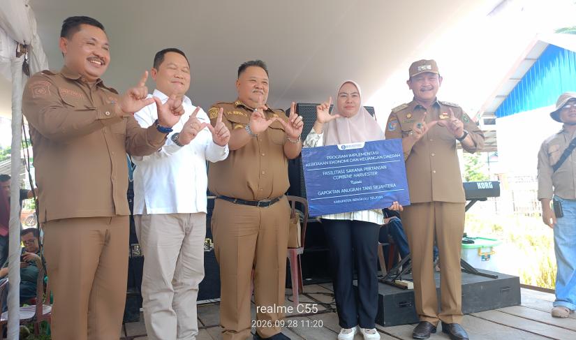 Bupati dan Wakil Bupati Bengkulu Selatan beserta Kepala Perwakilan Bank Indonesia Cabang Bengkulu Menyerahkan Satu Uinit Combine ke KKWT Anugrah