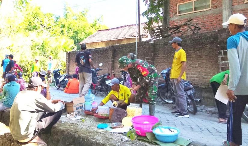 Suasana penuh keakraban terlihat pada Sabtu (1/8/2026), ketika personel Satgas TMMD dan warga menikmati hidangan bersama usai melaksanakan kegiatan gotong royong di lokasi pembangunan.