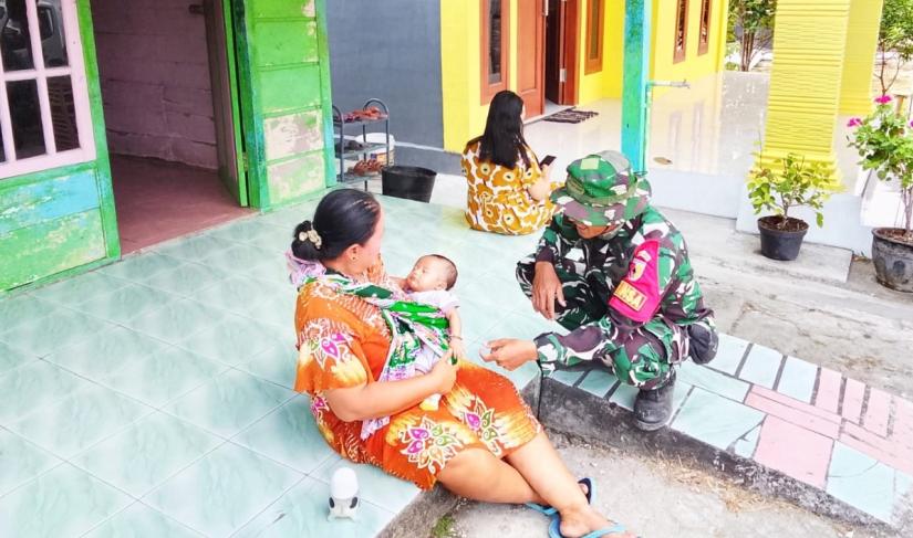  Salah satunya dilakukan Babinsa Desa Kesongo, Serka Lasmidi, yang menyambangi warga secara langsung dari rumah ke rumah di Desa Kesongo, Kecamatan Kedungadem, Kabupaten Bojonegoro, Rabu (5/8/2026).