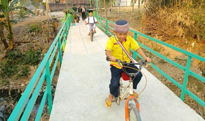 Senyum Nyaring di Atas Jembatan TMMD 129 Bojonegoro Brang Etan: Buat Ibu-Ibu dan Santri Cilik Bernapas Lega