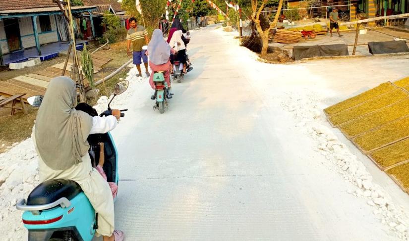 Satgas TMMD ke-129 Kodim 0813/Bojonegoro bersama masyarakat saat menyelesaikan sasaran pembangunan dalam program TMMD di Desa Kesongo, Kecamatan Kedungadem, Kabupaten Bojonegoro, Selasa (11/8/2026).