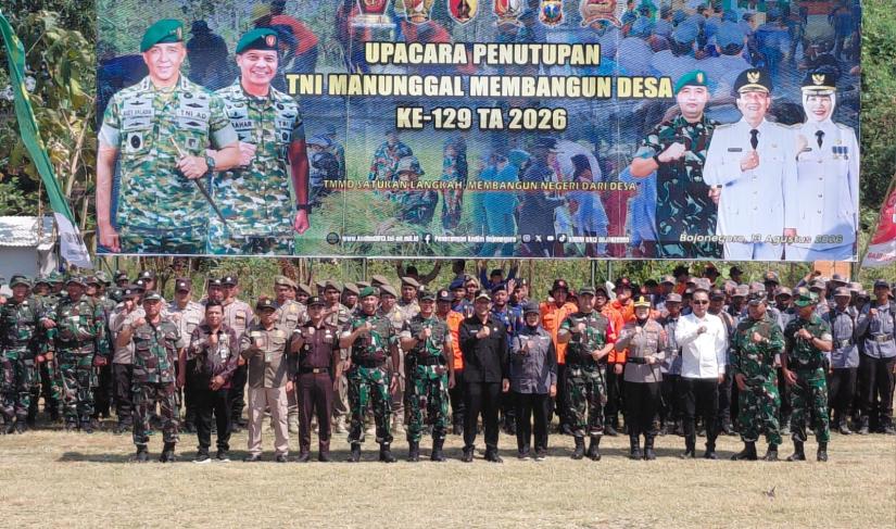  Kasdam V/Brawijaya Brigjen TNI Zainul Bahar, S.H., M.Si., memimpin upacara penutupan TMMD ke-129 Tahun 2026 di Lapangan Desa Mlideg, Kecamatan Kedungadem, Kabupaten Bojonegoro, Kamis (13/8/2026). Foto: Deni Flamboyan/Sumber: TMMD Bojonegoro.