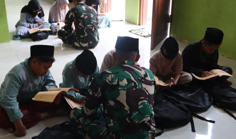 Satgas TMMD ke-129 Kodim 0813 Bojonegoro Dampingi Anak-anak Desa Kesongo Belajar Mengaji
