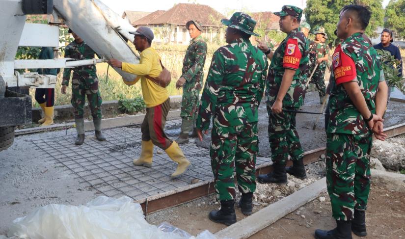 Komandan Satuan Tugas (Dansatgas) TMMD ke-129 Kodim 0813/Bojonegoro, Letkol Inf Dedy Dwi Wijayanto, turun langsung meninjau progres pembangunan jalan cor beton di Dusun Kedungpandan, Desa Kesongo, Kecamatan Kedungadem, Kabupaten Bojonegoro, Rabu (22/7/2026). 