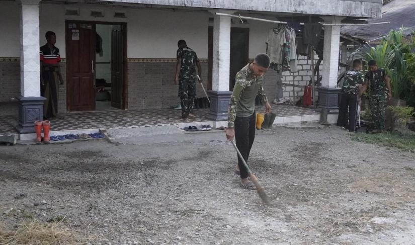 Para prajurit Satgas TMMD ke- 129 Kodim 0813 Bojonegoro yang menginap di rumah-rumah warga Desa Kesongo Kecamatan Kedungadem, membiasakan diri untuk bangun pagi, serta langsung membersihkan lingkungan rumah dan sekitarnya.