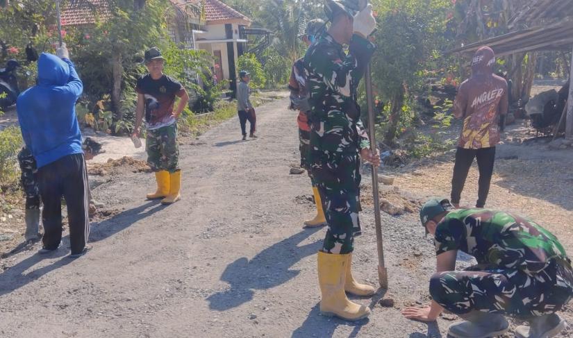 Di tengah teriknya cuaca musim kemarau, para prajurit bersama masyarakat terus mempercepat pembangunan jalan cor beton sepanjang 490 meter dengan lebar 3 meter di Dusun Mundu, Desa Kesongo, Kecamatan Kedungadem, Sabtu (25/7/2026).