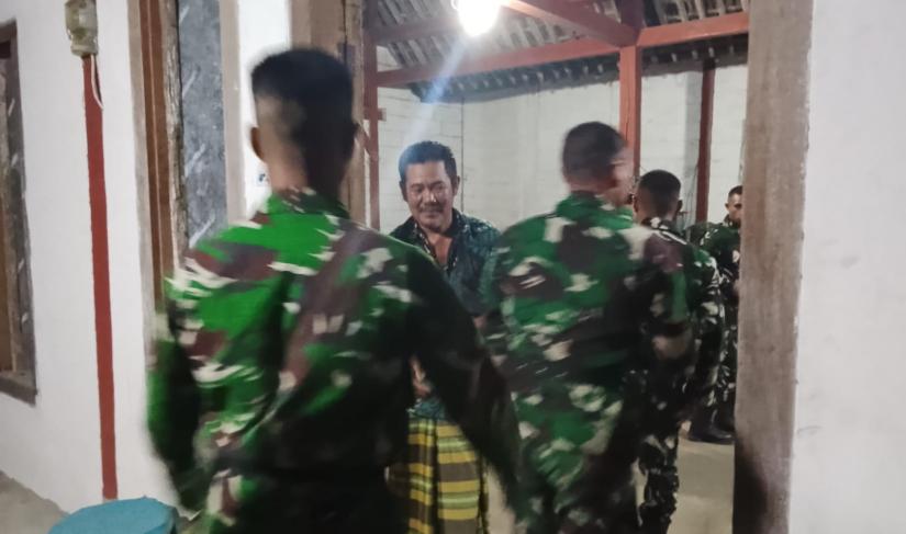Selama menjalankan tugas di Desa Kesongo, Kecamatan Kedungadem, para personel Satgas TMMD memilih tinggal di rumah-rumah warga. Langkah ini bukan sekadar untuk mempermudah pelaksanaan pekerjaan, tetapi menjadi cara nyata mempererat hubungan antara TNI dan masyarakat.