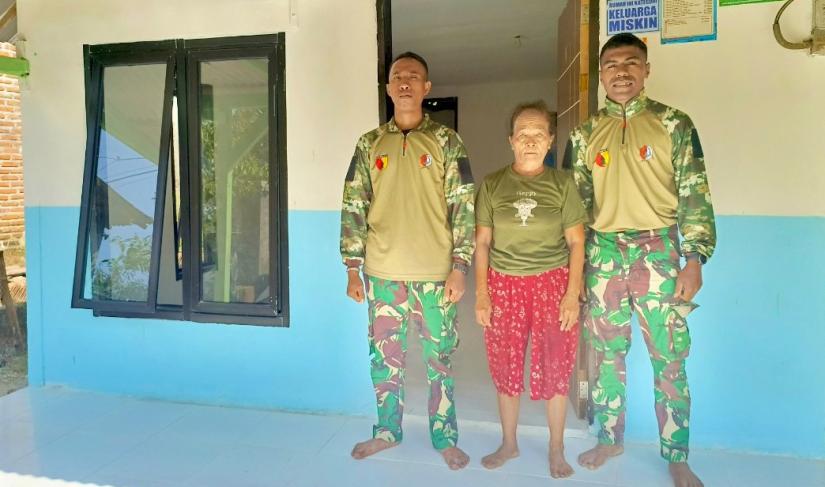 Keterangan Foto: Personel Satgas TMMD ke-129 Kodim 0813/Bojonegoro bersama warga saat menyelesaikan rehabilitasi rumah milik Saelah di RT 023/RW 004, Desa Kesongo, Kecamatan Kedungadem, Kabupaten Bojonegoro, Senin (10/8/2026). Foto: Deni Flamboyan/Sumber TMMD Bojonegoro