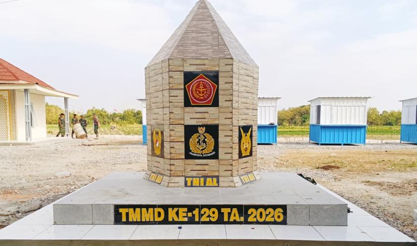 Tugu TMMD ke-129 Kodim 0813/Bojonegoro yang telah selesai dibangun di kawasan Rest Area Terpadu Desa Kesongo, Kecamatan Kedungadem, Kabupaten Bojonegoro, Selasa (11/8/2026). Foto: Deni Flamboyan/Sumber TMMD Bojonegoro
