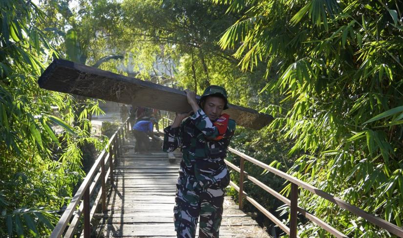Aparat TNI terus membuktikan komitmen, mereka bukan sekadar pengawas, melainkan rekan seperjuangan yang terjun langsung ke lapangan bersama masyarakat setempat.