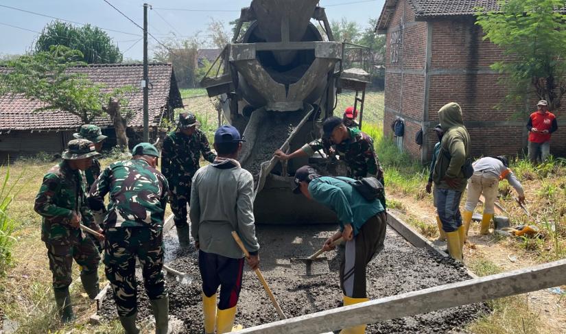 Hingga Senin (27/7/2026), pengerjaan jalan sepanjang 490 meter dengan lebar 3 meter berlangsung sesuai target. Proyek tersebut diharapkan mampu meningkatkan kualitas akses transportasi masyarakat sekaligus mendukung kelancaran aktivitas ekonomi dan sosial warga setempat.