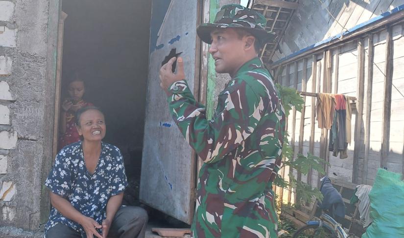 Di balik pembangunan jalan dan berbagai infrastruktur, para prajurit TNI memilih turun langsung menemui warga yang akan menerima manfaat program, memastikan bantuan benar-benar tepat sasaran.