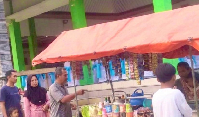 Salah satu dampak positif tersebut terlihat dari meningkatnya omzet para pelaku Usaha Mikro, Kecil, dan Menengah (UMKM) selama berlangsungnya turnamen bola voli antar-dusun yang menjadi bagian dari rangkaian kegiatan nonfisik TMMD, Sabtu (1/8/2026).