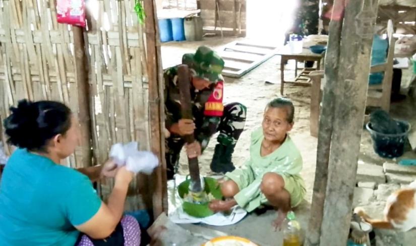 Suara alu kayu yang berbenturan secara ritmis dengan lumpang menembus keheningan dapur bersahaja bermandikan cahaya matahari pagi, Selasa (4/8/2026).