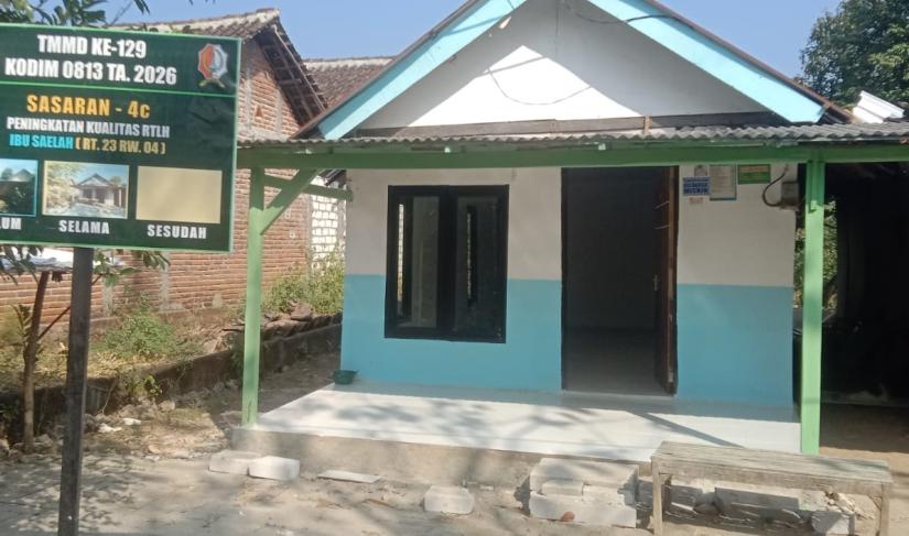 Personel Satgas TMMD ke-129 Kodim 0813/Bojonegoro bersama warga saat menyelesaikan tahap akhir rehabilitasi rumah tidak layak huni di Desa Kesongo, Kecamatan Kedungadem, Kabupaten Bojonegoro, Selasa (11/8/2026). Foto: Deni Flamboyan/Sumber TMMD Bojonegoro