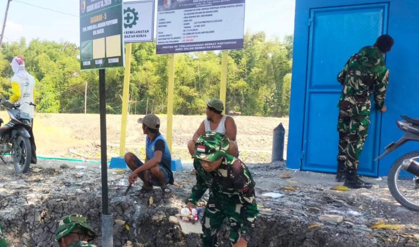Di lokasi pekerjaan, personel Satgas TMMD bersama masyarakat tampak bergotong royong menyelesaikan setiap tahapan pembangunan. Kolaborasi antara TNI dan warga menjadi kekuatan utama agar proyek dapat diselesaikan tepat waktu dengan hasil yang optimal.