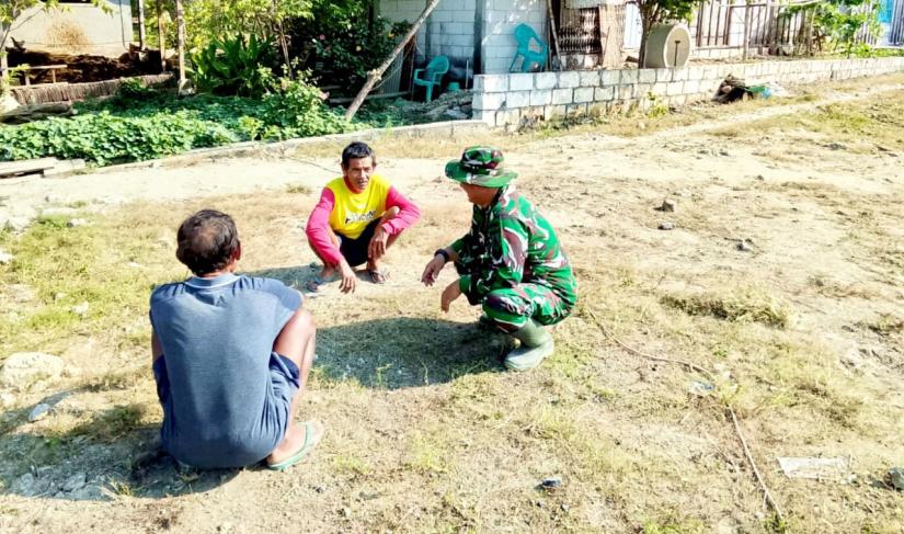 Salah satunya dilakukan Babinsa Desa Kesongo, Serka Lasmidi, yang secara intensif melaksanakan komunikasi sosial (komsos) sekaligus mensosialisasikan pelaksanaan TMMD kepada masyarakat di sela-sela aktivitas warga, Senin (20/7/2026).