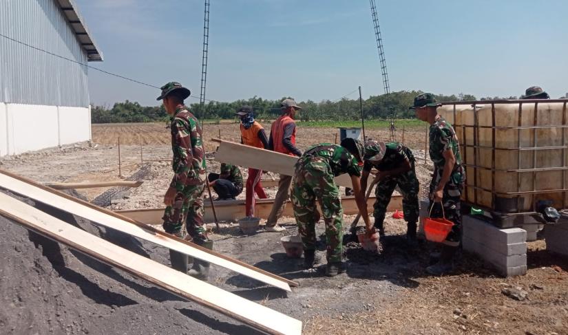 Kekompakan prajurit TNI dan masyarakat terlihat jelas di lokasi pembangunan. Semangat kebersamaan menjadi modal utama untuk mempercepat penyelesaian proyek yang diharapkan mampu memberikan manfaat jangka panjang bagi warga Desa Kesongo.