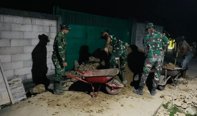 Demi mempercepat penyelesaian program rehabilitasi Rumah Tinggal Layak Huni (RTLH) milik Ibu Saelah di Desa Kesongo, Kecamatan Kedungadem, personel Satgas bersama warga tetap bekerja hingga malam hari, Sabtu (25/7/2026).