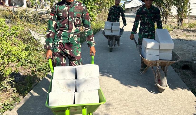 Salah seorang anggota Satgas TMMD, Prada Axhim Yonas M. Lekoli, mengatakan gerobak sorong memiliki peran yang sangat penting dalam mendukung mobilisasi material di area yang aksesnya terbatas.