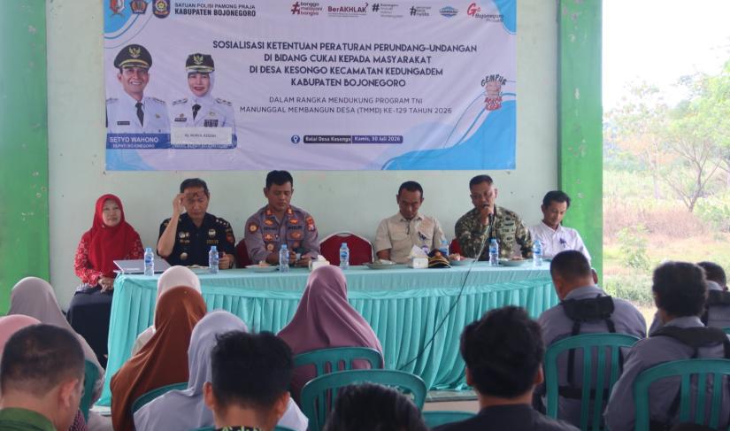 Sebagai bagian dari kegiatan nonfisik TMMD, Satgas TMMD ke-129 bekerja sama dengan Satuan Polisi Pamong Praja (Satpol PP) Kabupaten Bojonegoro menggelar sosialisasi peraturan perundang-undangan di bidang cukai di Balai Desa Kesongo, Kecamatan Kedungadem, Kamis (30/7/2026).