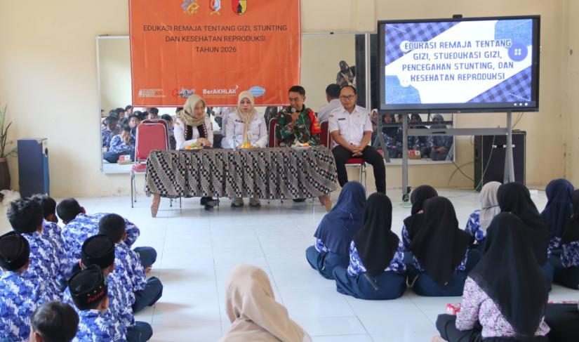 Pelajar SD dan SMP di Desa Kesongo, Kecamatan Kedungadem, Kabupaten Bojonegoro, mengikuti edukasi gizi, pencegahan stunting, dan kesehatan reproduksi yang digelar Satgas TMMD ke-129 Kodim 0813/Bojonegoro bersama DP3AKB Kabupaten Bojonegoro dan Forum GenRe, Rabu (5/8/2026). Foto: Deni Aripandi/Sumber TMMD Bojonegoro.