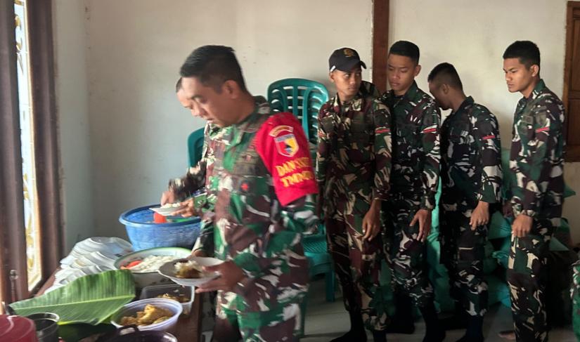 Momen sederhana tersebut berlangsung dalam nuansa hangat dan kekeluargaan. Hidangan yang disiapkan keluarga tuan rumah dinikmati bersama sambil berbincang santai, menciptakan kedekatan antara personel TNI dan masyarakat sebelum melaksanakan pekerjaan di sejumlah sasaran fisik TMMD.